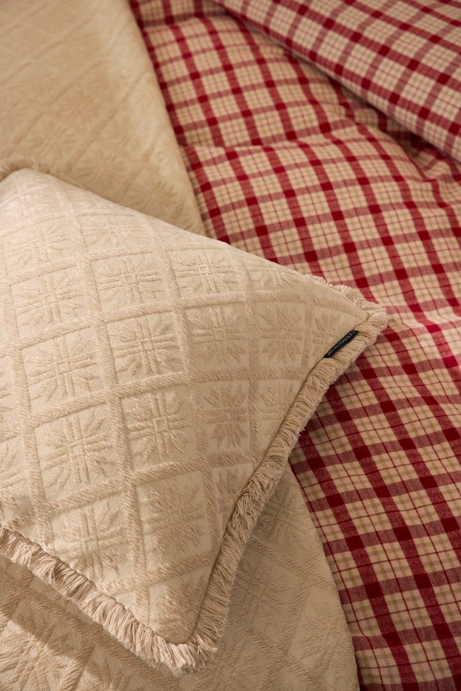 VI 20121_9e75096cb9-lexington_christmas_bed_red_closeup_024.jpg